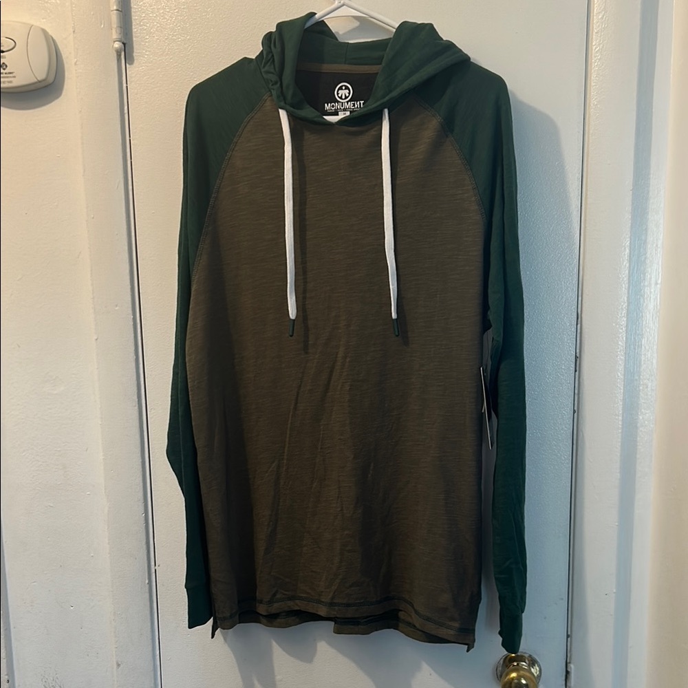 Mossy Oak Green Sweatshirt Lightweight Hoodie with Two-Tone Design